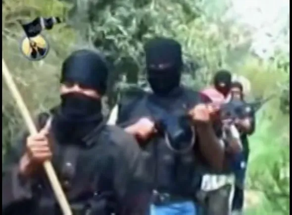 Mujahidin Shura Council insurgents out on patrol.