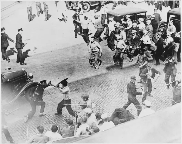 1280px-Open_battle_between_striking_teamsters_armed_with_pipes_and_the_police_in_the_streets_of_Minneapolis_06-1934_-_NARA_-_541925-1-1024x810-1.jpg