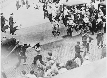 1280px-Open_battle_between_striking_teamsters_armed_with_pipes_and_the_police_in_the_streets_of_Minneapolis_06-1934_-_NARA_-_541925-1-1024x810-1.jpg