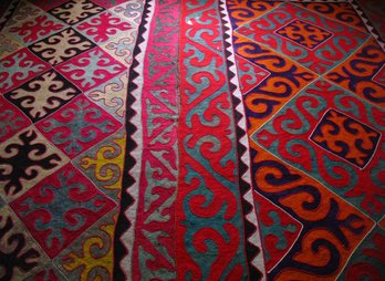 A shyrdaq on the floor of a Kyrgyz home in Kyzyl-Jar, Aqsy, Jalalabat (June 29, 2008)