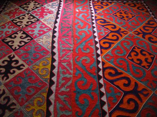 A shyrdaq on the floor of a Kyrgyz home in Kyzyl-Jar, Aqsy, Jalalabat (June 29, 2008)
