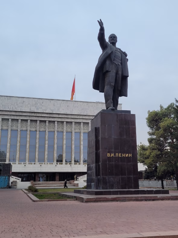 The Lenin statue behind Bishkek's State History Museum (Owen Schalk).