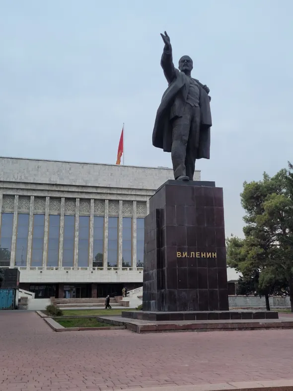 The Lenin statue behind Bishkek's State History Museum (Owen Schalk).